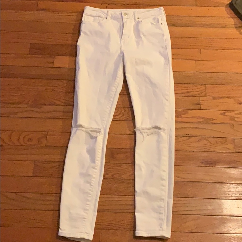 white jeans with holes on the knees